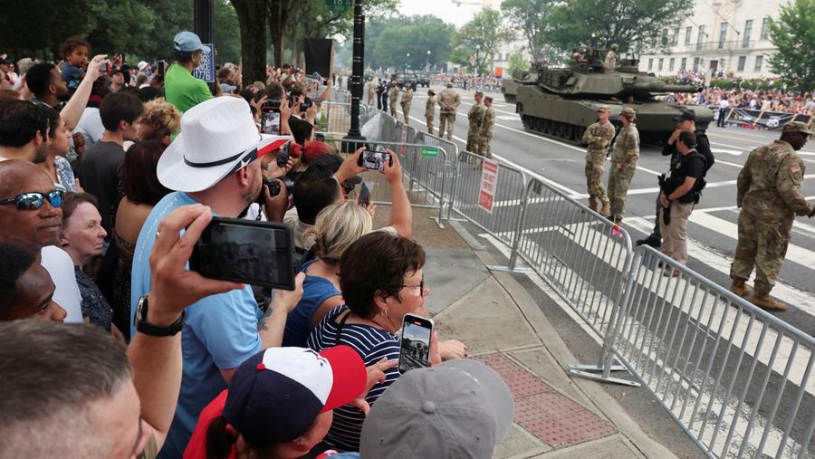 Parade ulang tahun Angkatan Darat ke-250 bergerak menuju Constitution Avenue di Washington, D.C., AS, 14 Juni 2025. Parade ulang tahun Angkatan Darat ke-250 bergerak menuju Constitution Avenue di Washington, D.C., AS, 14 Juni 2025. (REUTERS/Brian Snyder)