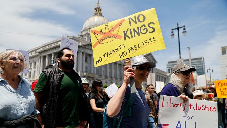 Parade ulang tahun Angkatan Darat ke-250 bergerak menuju Constitution Avenue di Washington, D.C., AS, 14 Juni 2025. (REUTERS/Brian Snyder)