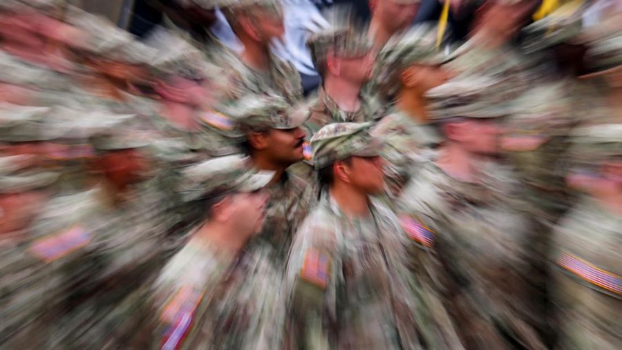Para prajurit berpartisipasi dalam parade ulang tahun Angkatan Darat AS yang ke-250, pada hari yang sama dengan ulang tahun Presiden AS Donald Trump yang ke-79, di Washington, D.C., AS, 14 Juni 2025. Gambar diambil dengan kecepatan rana lambat. (REUTERS/Carlos Barria)