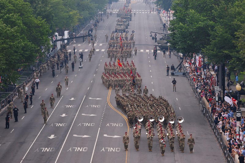 Parade ulang tahun Angkatan Darat ke-250 bergerak menuju Constitution Avenue di Washington, D.C., AS, 14 Juni 2025. Parade ulang tahun Angkatan Darat ke-250 bergerak menuju Constitution Avenue di Washington, D.C., AS, 14 Juni 2025. (REUTERS/Brian Snyder)