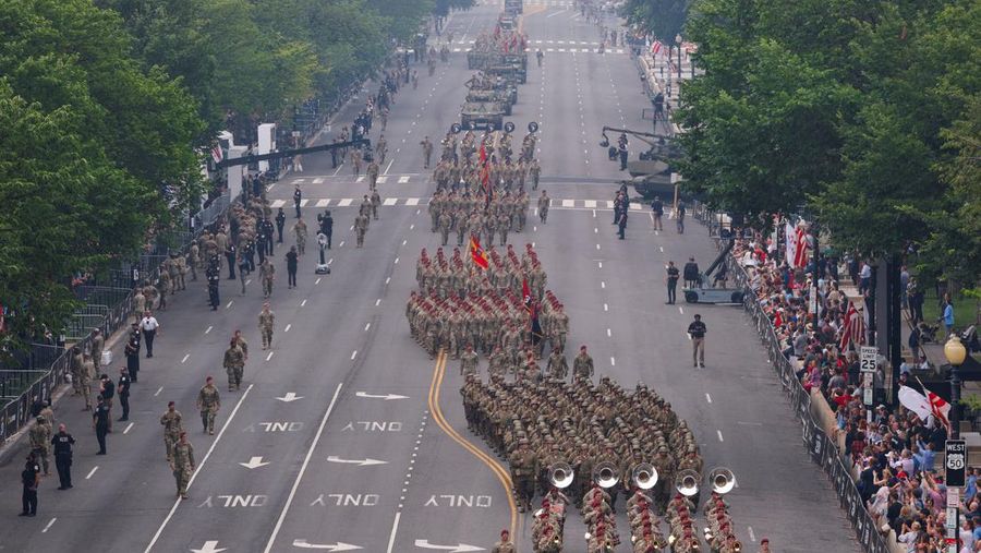 Parade ulang tahun Angkatan Darat ke-250 bergerak menuju Constitution Avenue di Washington, D.C., AS, 14 Juni 2025. Parade ulang tahun Angkatan Darat ke-250 bergerak menuju Constitution Avenue di Washington, D.C., AS, 14 Juni 2025. (REUTERS/Brian Snyder)