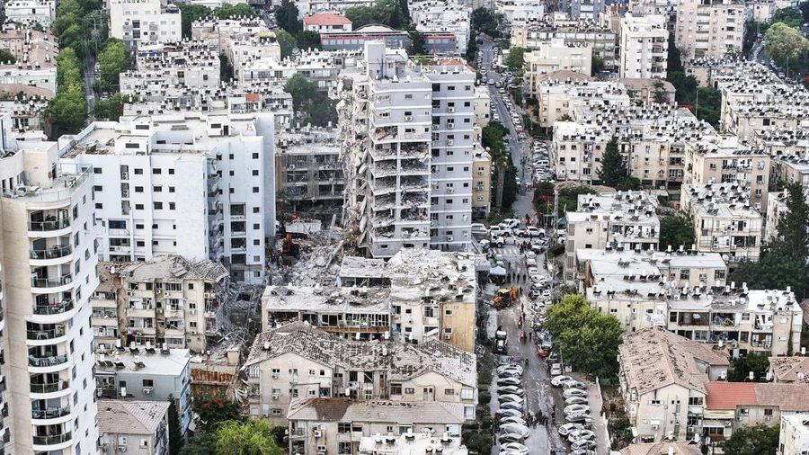 Bangunan yang rusak terlihat setelah serangan rudal dari Iran, di Bat Yam, Israel, 15 Juni 2025. Bangunan yang rusak terlihat setelah serangan rudal dari Iran, di Bat Yam, Israel, 15 Juni 2025. (REUTERS/Ronen Zvulun)