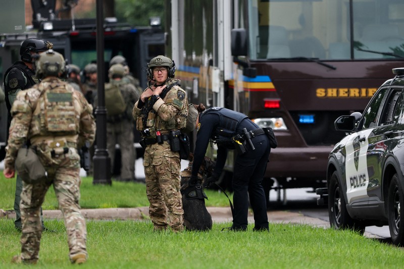 Petugas menyisir lingkungan sekitar setelah apa yang dikatakan polisi sebagai penembakan yang ditargetkan di area sekitar Lapangan Golf Edinburgh di pinggiran kota Minneapolis, Brooklyn Park, Minnesota, AS, 14 Juni 2025. (REUTERS/Ellen Schmidt)