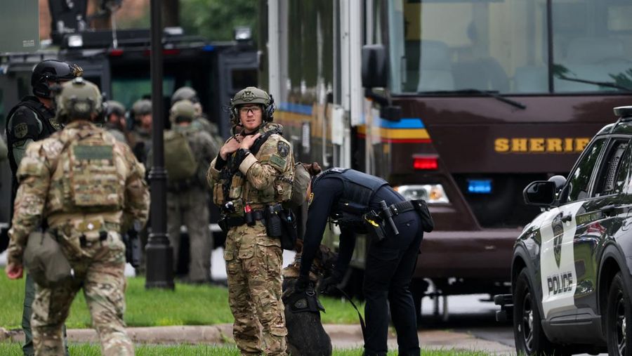 Petugas menyisir lingkungan sekitar setelah apa yang dikatakan polisi sebagai penembakan yang ditargetkan di area sekitar Lapangan Golf Edinburgh di pinggiran kota Minneapolis, Brooklyn Park, Minnesota, AS, 14 Juni 2025. Petugas menyisir lingkungan sekitar setelah apa yang dikatakan polisi sebagai penembakan yang ditargetkan di area sekitar Lapangan Golf Edinburgh di pinggiran kota Minneapolis, Brooklyn Park, Minnesota, AS, 14 Juni 2025. (REUTERS/Ellen Schmidt)