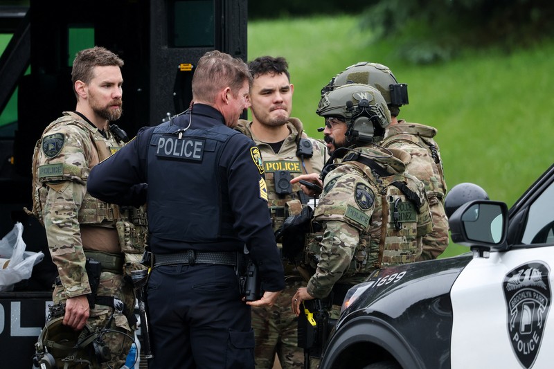 Petugas menyisir lingkungan sekitar setelah apa yang dikatakan polisi sebagai penembakan yang ditargetkan di area sekitar Lapangan Golf Edinburgh di pinggiran kota Minneapolis, Brooklyn Park, Minnesota, AS, 14 Juni 2025. Petugas menyisir lingkungan sekitar setelah apa yang dikatakan polisi sebagai penembakan yang ditargetkan di area sekitar Lapangan Golf Edinburgh di pinggiran kota Minneapolis, Brooklyn Park, Minnesota, AS, 14 Juni 2025. (REUTERS/Ellen Schmidt)