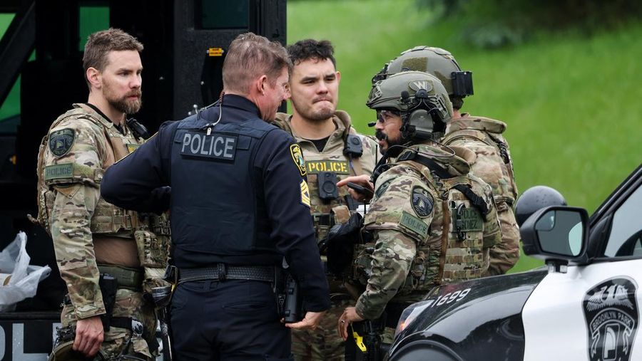 Petugas menyisir lingkungan sekitar setelah apa yang dikatakan polisi sebagai penembakan yang ditargetkan di area sekitar Lapangan Golf Edinburgh di pinggiran kota Minneapolis, Brooklyn Park, Minnesota, AS, 14 Juni 2025. Petugas menyisir lingkungan sekitar setelah apa yang dikatakan polisi sebagai penembakan yang ditargetkan di area sekitar Lapangan Golf Edinburgh di pinggiran kota Minneapolis, Brooklyn Park, Minnesota, AS, 14 Juni 2025. (REUTERS/Ellen Schmidt)