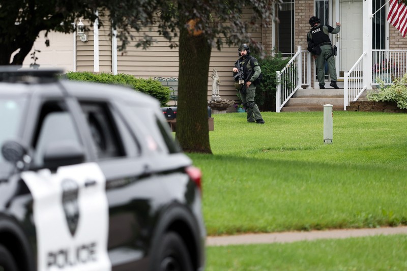 Petugas menyisir lingkungan sekitar setelah apa yang dikatakan polisi sebagai penembakan yang ditargetkan di area sekitar Lapangan Golf Edinburgh di pinggiran kota Minneapolis, Brooklyn Park, Minnesota, AS, 14 Juni 2025. Petugas menyisir lingkungan sekitar setelah apa yang dikatakan polisi sebagai penembakan yang ditargetkan di area sekitar Lapangan Golf Edinburgh di pinggiran kota Minneapolis, Brooklyn Park, Minnesota, AS, 14 Juni 2025. (REUTERS/Ellen Schmidt)