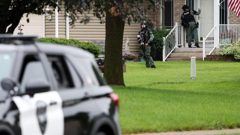 Petugas menyisir lingkungan sekitar setelah apa yang dikatakan polisi sebagai penembakan yang ditargetkan di area sekitar Lapangan Golf Edinburgh di pinggiran kota Minneapolis, Brooklyn Park, Minnesota, AS, 14 Juni 2025. (REUTERS/Ellen Schmidt)
