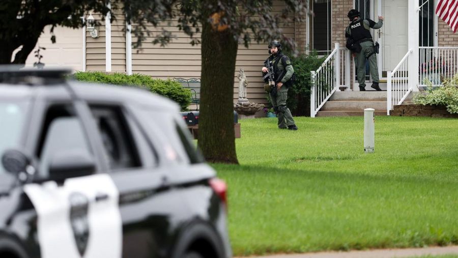 Petugas menyisir lingkungan sekitar setelah apa yang dikatakan polisi sebagai penembakan yang ditargetkan di area sekitar Lapangan Golf Edinburgh di pinggiran kota Minneapolis, Brooklyn Park, Minnesota, AS, 14 Juni 2025. Petugas menyisir lingkungan sekitar setelah apa yang dikatakan polisi sebagai penembakan yang ditargetkan di area sekitar Lapangan Golf Edinburgh di pinggiran kota Minneapolis, Brooklyn Park, Minnesota, AS, 14 Juni 2025. (REUTERS/Ellen Schmidt)