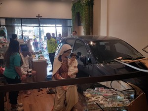 Pengemudi Mobil di Malang Salah Injak Pedal hingga Menabrak Sebuah Toko Rohani