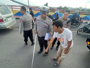 Motor 1 Keluarga Diserempet Pikap Muatan Pasir, Istri Tewas di TKP