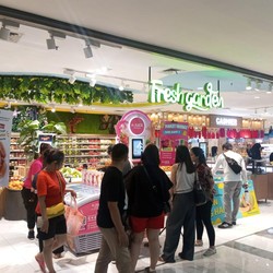 Makan Sushi Murah Meriah! Pengunjung Ramai Serbu Transmart