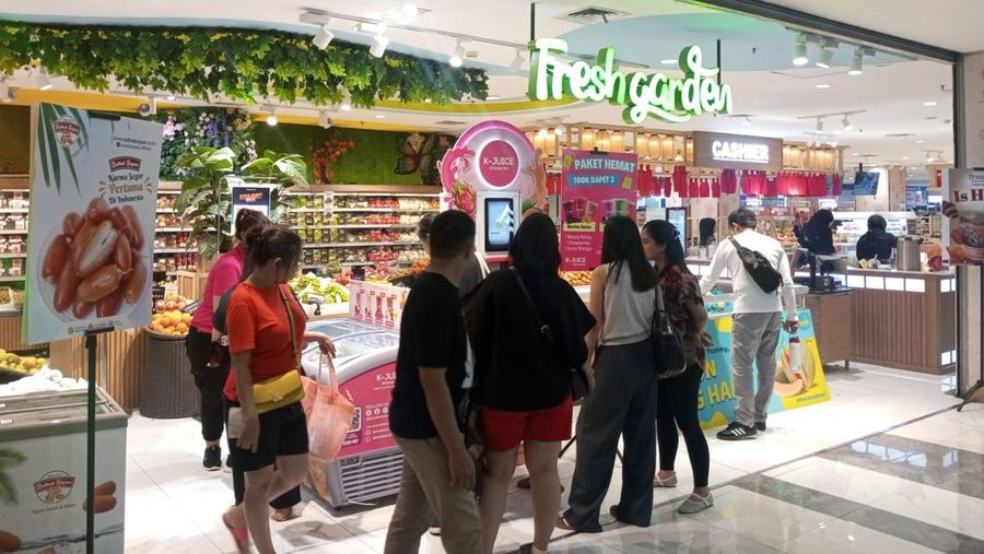 Sejumlah pengunjung mendatangi Fresh Garden di Transmart Kota Kasablanka, Jakarta, Minggu (15/6/2025). (CNBC Indonesia/Firda Dwi Muliawati)