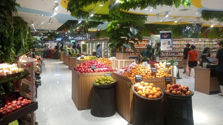 Sejumlah pengunjung mendatangi Fresh Garden di Transmart Kota Kasablanka, Jakarta, Minggu (15/6/2025). (CNBC Indonesia/Firda Dwi Muliawati)