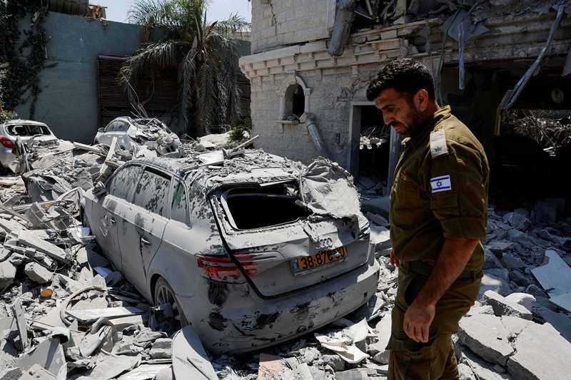 Bangunan yang rusak terlihat setelah serangan rudal dari Iran, di Bat Yam, Israel, 15 Juni 2025. (REUTERS/Ronen Zvulun)