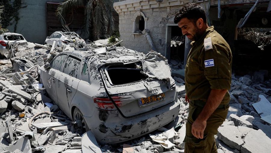 Bangunan yang rusak terlihat setelah serangan rudal dari Iran, di Bat Yam, Israel, 15 Juni 2025. (REUTERS/Ronen Zvulun)