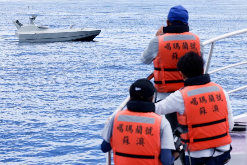 Anggota media mengambil foto drone laut SeaShark 800, yang dikembangkan oleh Thunder Tiger sedang melakukan uji coba di laut lepas Wushi, Taiwan, 6 Juni 2025. Anggota media mengambil foto drone laut SeaShark 800, yang dikembangkan oleh Thunder Tiger sedang melakukan uji coba di laut lepas Wushi, Taiwan, 6 Juni 2025. (REUTERS/Ann Wang)