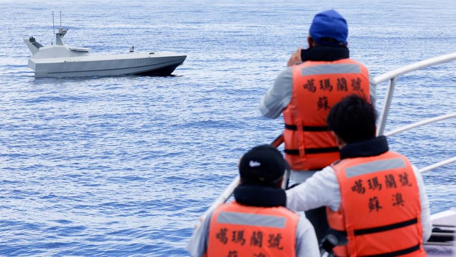 Anggota media mengambil foto drone laut SeaShark 800, yang dikembangkan oleh Thunder Tiger sedang melakukan uji coba di laut lepas Wushi, Taiwan, 6 Juni 2025. (REUTERS/Ann Wang)