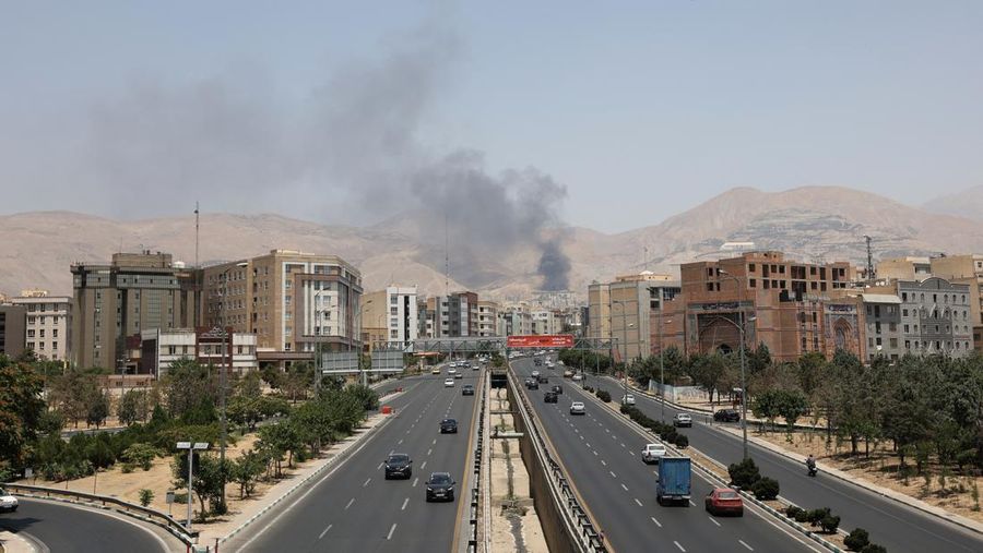 Asap mengepul menyusul apa yang dikatakan Iran sebagai serangan Israel terhadap depot minyak Sharan di Teheran, Iran, Senin (16/6/2025). (Majid Asgaripour/WANA via REUTERS)