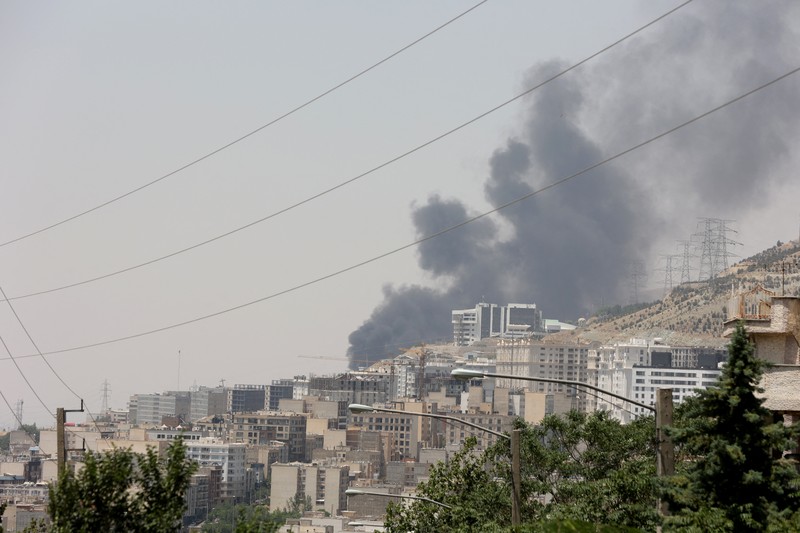 Asap mengepul menyusul apa yang dikatakan Iran sebagai serangan Israel terhadap depot minyak Sharan di Teheran, Iran, Senin (16/6/2025). (Majid Asgaripour/WANA via REUTERS)