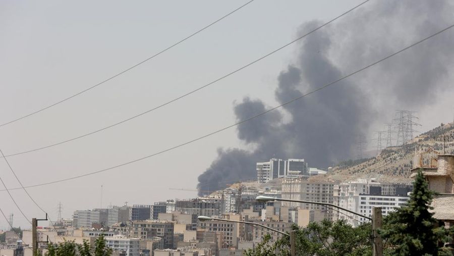 Asap mengepul menyusul apa yang dikatakan Iran sebagai serangan Israel terhadap depot minyak Sharan di Teheran, Iran, Senin (16/6/2025). (Majid Asgaripour/WANA via REUTERS)