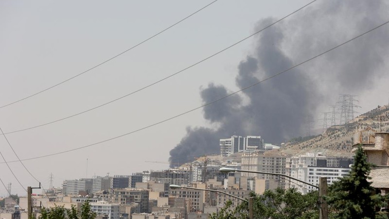 Asap mengepul menyusul apa yang dikatakan Iran sebagai serangan Israel terhadap depot minyak Sharan di Teheran, Iran, Senin (16/6/2025). (Majid Asgaripour/WANA via REUTERS)