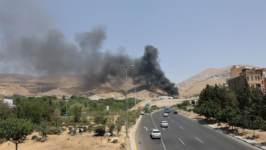 Asap mengepul menyusul apa yang dikatakan Iran sebagai serangan Israel terhadap depot minyak Sharan di Teheran, Iran, Senin (16/6/2025). (Majid Asgaripour/WANA via REUTERS)