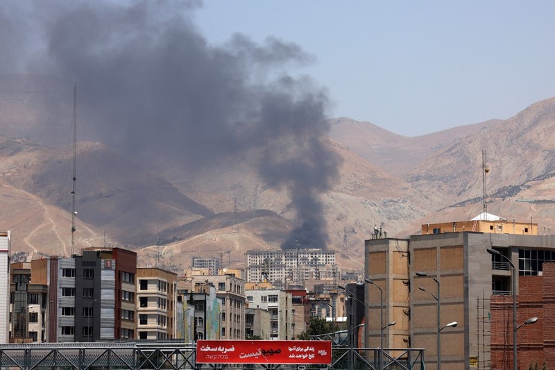 Asap mengepul menyusul apa yang dikatakan Iran sebagai serangan Israel terhadap depot minyak Sharan di Teheran, Iran, Senin (16/6/2025). (Majid Asgaripour/WANA via REUTERS)
