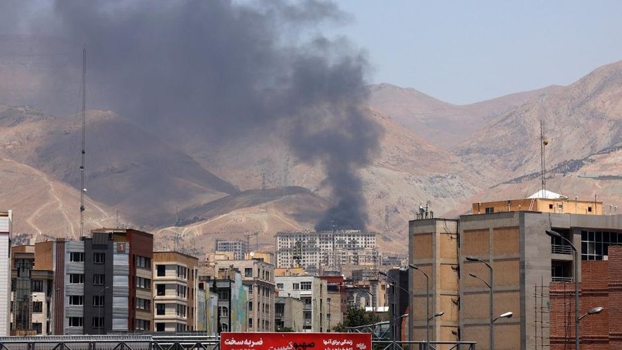 Asap mengepul menyusul apa yang dikatakan Iran sebagai serangan Israel terhadap depot minyak Sharan di Teheran, Iran, Senin (16/6/2025). (AFP)