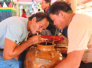 Uniknya Ginum Pengasih, Tradisi Adat Suku Dayak Bulusu