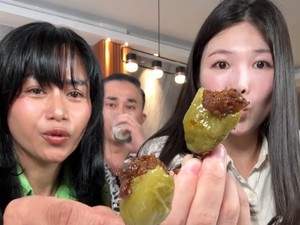 YouTuber Korea Cicip Cabe Gendot dan Nasi Jagung, Begini Reaksinya