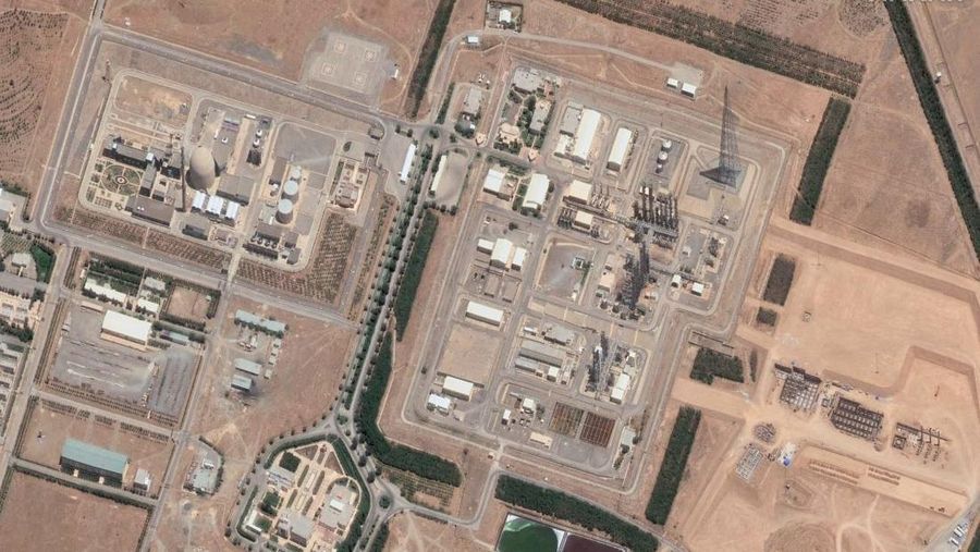 Gambar citra menunjukkan fasilitas nuklir Natanz sebelum dan setelah serangan udara Israel di Iran. (Maxar Technologies/Handout via REUTERS)