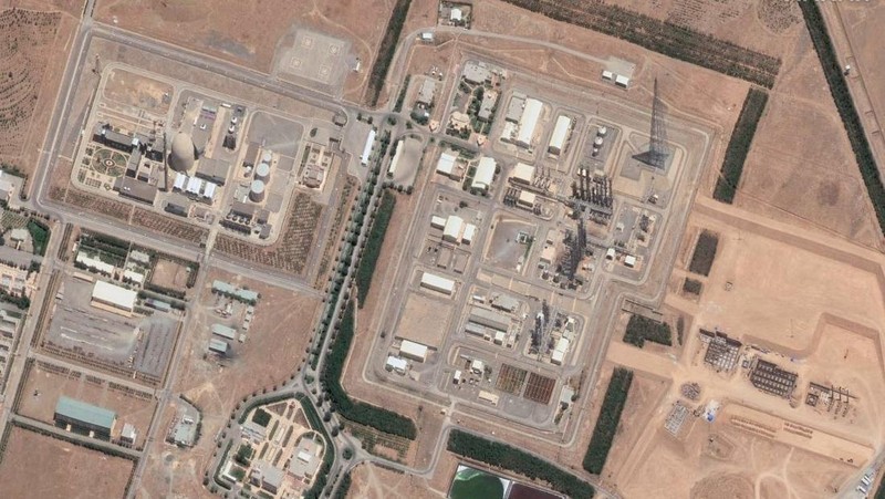 Gambar citra menunjukkan fasilitas nuklir Natanz sebelum dan setelah serangan udara Israel di Iran. (Maxar Technologies/Handout via REUTERS)