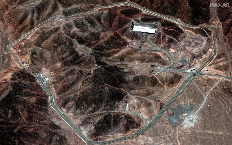 Gambar citra menunjukkan fasilitas nuklir Natanz sebelum dan setelah serangan udara Israel di Iran. (Maxar Technologies/Handout via REUTERS)