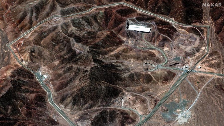 Gambar citra menunjukkan fasilitas nuklir Natanz sebelum dan setelah serangan udara Israel di Iran. (Maxar Technologies/Handout via REUTERS)
