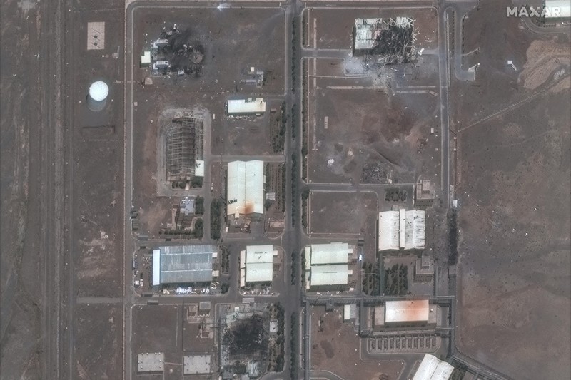 Gambar citra menunjukkan fasilitas nuklir Natanz sebelum dan setelah serangan udara Israel di Iran. (Maxar Technologies/Handout via REUTERS) Gambar citra menunjukkan fasilitas nuklir Natanz sebelum dan setelah serangan udara Israel di Iran. (Maxar Technologies/Handout via REUTERS)