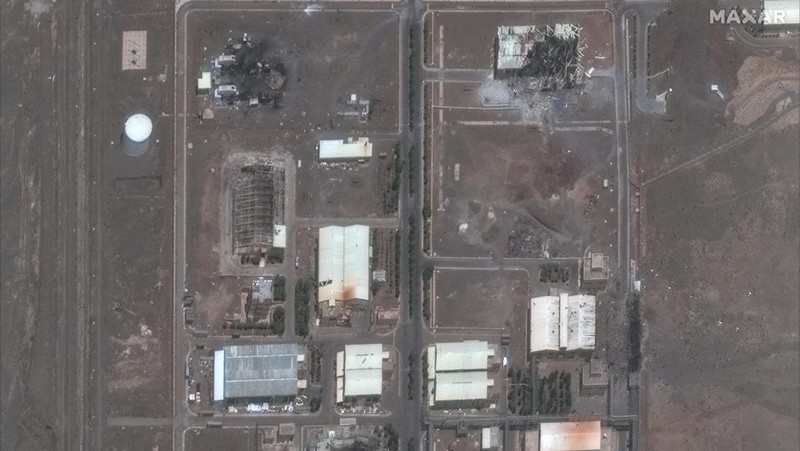 Gambar citra menunjukkan fasilitas nuklir Natanz sebelum dan setelah serangan udara Israel di Iran. (Maxar Technologies/Handout via REUTERS)