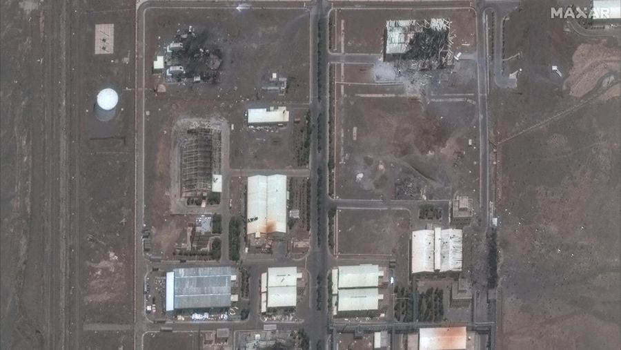Gambar citra menunjukkan fasilitas nuklir Natanz sebelum dan setelah serangan udara Israel di Iran. (Maxar Technologies/Handout via REUTERS) Gambar citra menunjukkan fasilitas nuklir Natanz sebelum dan setelah serangan udara Israel di Iran. (Maxar Technologies/Handout via REUTERS)