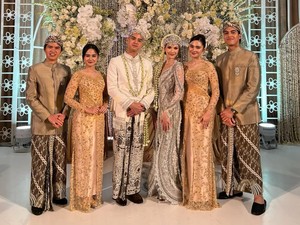Gaya Kompak Syifa Hadju-Tissa Biani Berkebaya Gold di Pernikahan Al Ghazali