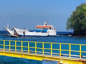 Kapal LCT Pengangkut Truk BBM Kandas di Perairan Padangbai