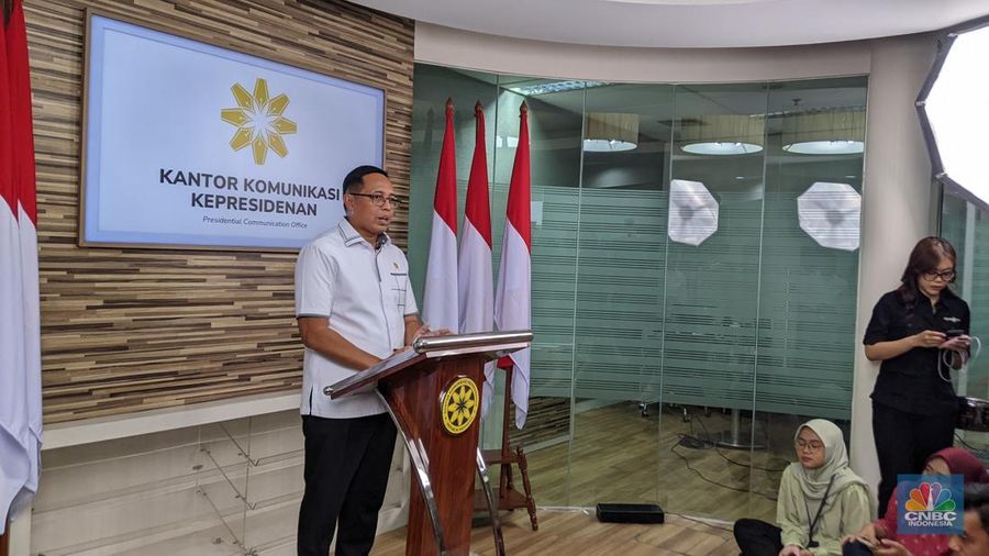Kepala Kantor Komunikasi Kepresidenan (PCO) Hasan Nasbi buka suara mengenai polemik perebutan 4 pulau antara provinsi Aceh dan Sumatera Utara saat konferensi pers, Senin (16/6/2025). (CNBC Indonesia/Emir Yanwardhana)