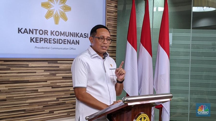 Kepala Kantor Komunikasi Kepresidenan (PCO) Hasan Nasbi buka suara mengenai polemik perebutan 4 pulau antara provinsi Aceh dan Sumatera Utara saat konferensi pers, Senin (16/6/2025). (CNBC Indonesia/Emir Yanwardhana)