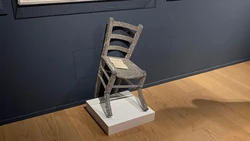 Asyik Foto, Pria Rusak Kursi Kristal Van Gogh di Museum Italia