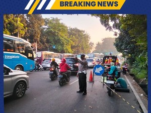 Jalan Buperta Cibubur Arah Pasar Rebo Macet Imbas Perbaikan Jalan