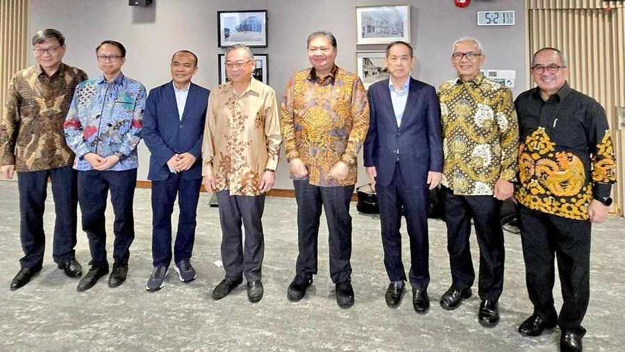Menteri Koordinator Bidang Perekonomian Airlangga Hartarto bersama dengan Wakil Perdana Menteri atau Deputy Prime Minister (DPM) and Minister for Trade and Industry Singapura Gan Kim Yong memimpin pertemuan The 15th Indonesia-Singapore Six Bilateral Economic Working Groups Ministerial Meeting (6WG MM) pada Minggu (15/06/2025) di Singapura. (Dok. Kemenko Perekonomian)