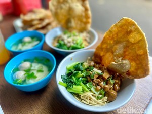 Video: Mantan Chef Hotel Jualan Mie Ayam Rp 16.000an