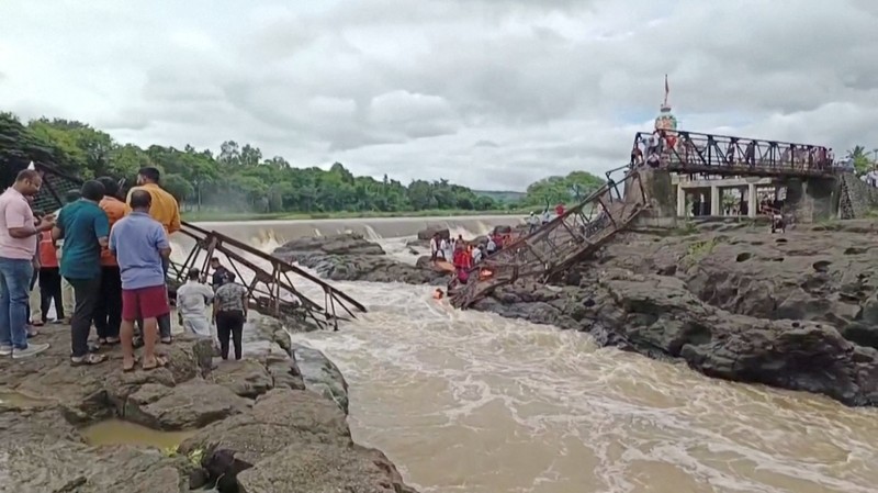Sebuah tragedi terjadi di kota Pune, India barat, setelah jembatan di atas sungai Indrayani runtuh pada hari Minggu (15/6). Insiden ini mengakibatkan setidaknya dua orang tewas dan sejumlah lainnya tersapu arus sungai. Sebuah tragedi terjadi di kota Pune, India barat, setelah jembatan di atas sungai Indrayani runtuh pada hari Minggu (15/6). Insiden ini mengakibatkan setidaknya dua orang tewas dan sejumlah lainnya tersapu arus sungai. (Tangkapan Layar Video Reuters/ANI)
