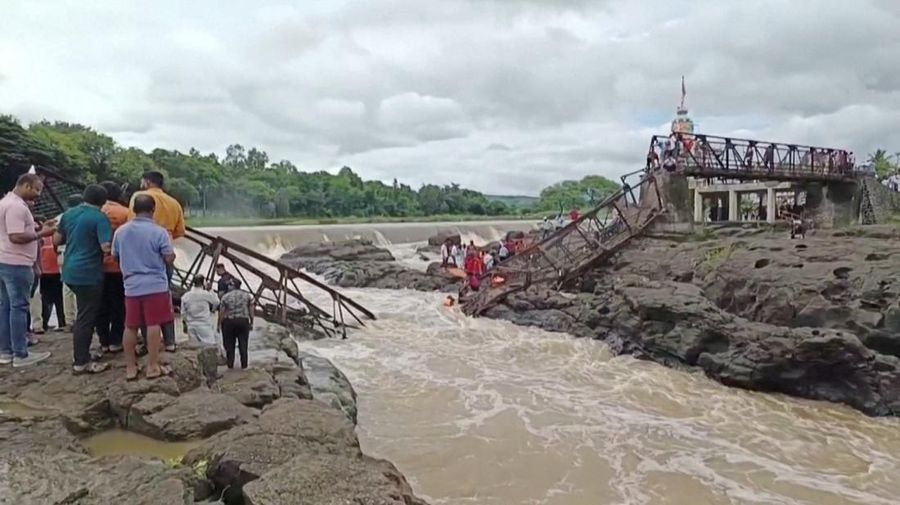 Sebuah tragedi terjadi di kota Pune, India barat, setelah jembatan di atas sungai Indrayani runtuh pada hari Minggu (15/6). Insiden ini mengakibatkan setidaknya dua orang tewas dan sejumlah lainnya tersapu arus sungai. (Tangkapan Layar Video Reuters/ANI)