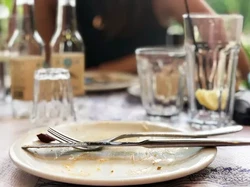 Tega! Pengantin Tak Sajikan Makanan Layak untuk Tamu Tega! Pengantin Tak Sajikan Makanan Layak untuk Tamu