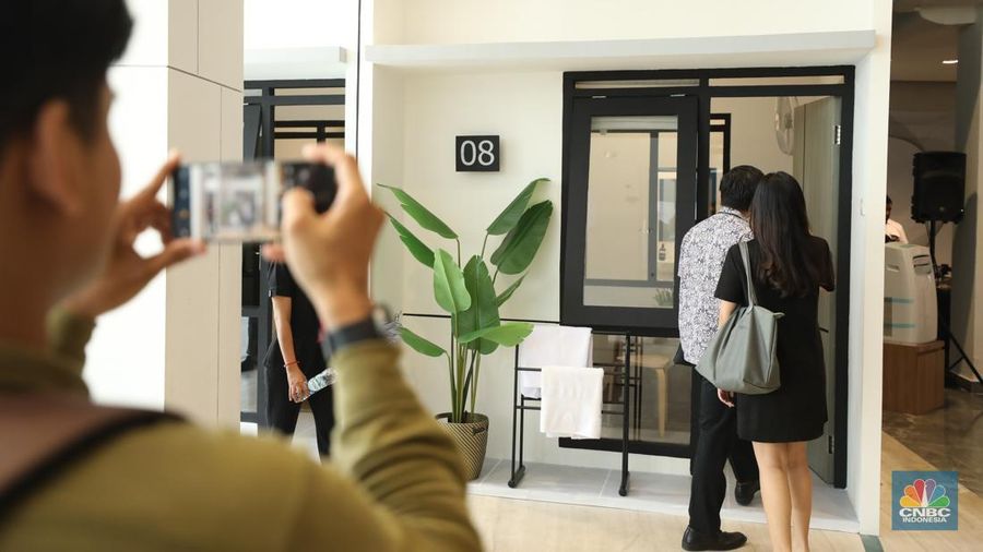 Pengunjung melihat display contoh rumah subsidi yang telah diperkecil di Jakarta, Senin (16/6/2025). Pengunjung melihat display contoh rumah subsidi yang telah diperkecil di Jakarta, Senin (16/6/2025). (CNBC Indonesia/Tri Susilo)